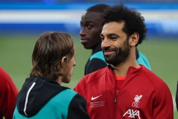 Luka Modric shows that he There was no 'ruthlessness' towards Mohamed Salah after Real Madrid defeated Liverpool in the Champions League final on May 28, 2022. Modric's team-mate Rodrygo Goes came on as a last-minute substitute in stoppage time at the Stade de France in Paris, France. Salah has openly admitted he wants to face Real Madrid to take revenge on the Spanish giants for the 2018 Champions League final. The Egyptian forward was injured after 31 minutes of the final. 2018 in Kiev, Ukraine, after clashing with Sergio Ramos and Salah is confident that Liverpool, who reached the final as favorites, will beat the same opponents this time. However, the 30-year-old was unable to prevent his team from defeat in Paris. As the game ended 1-0, the only goal in the game from Vinicius Junior helped Carlo Ancelotti's team to the final win. Leaving Liverpool 's players and coaching staff in deep disappointment and regret. after the end of the race Shortly after the final whistle, Rodrygo, the hero of Real Madrid 's big comeback in the semi-final against Manchester City , heard his surprise when Modric speaks to Salah. In an interview with the podcast Podpah and ESPN Brazil , Rodrygo conveyed his words: “When the game is over Real Madrid's players ran happily. Liverpool's players walked past. Salah was a little sad. He lowered his head, Modric looked at him and said: 'Thanks Salah, try again next time', so I started to laugh. Football Espana editor Alan Fiheli tweeted a clip of Rodrygo speaking in Portuguese, adding: "Luka Modric, he's the killer . Rodrygo Goes here said he told Mo. Hammed Salah gives another try when he walks past him after winning the Champions League . How impressed are Real Madrid ? Salah reveals the meaning behind Madrid's tweet after winning the Player of the Year award Ancelottito Salah asks for revenge on the white dress Madrid players send shirt message to Liverpool after UCL final 'Salah' posts things to settle after knowing the Champions League final Who knew Modric would be so cruel? Twitter account @BrasilEdition Revealed the words of Rodrigo, adding, “When a man is provoked Sometimes you just want to win so you can get teased. In training we used to say 'masilah, masalah'… in our heads it's like. 'We have to win to make fun of Salah.'” The talk of Salah seems to have been used as fuel for the Real Madrid players to win the final.